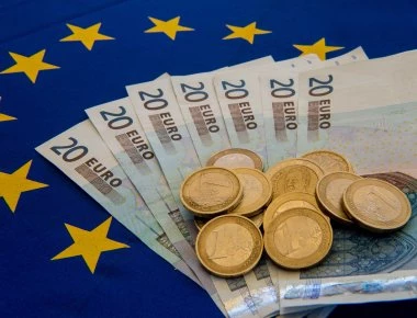 FAZ: «Η Ελλάδα μπορεί σύντομα να σταθεί στα πόδια της»